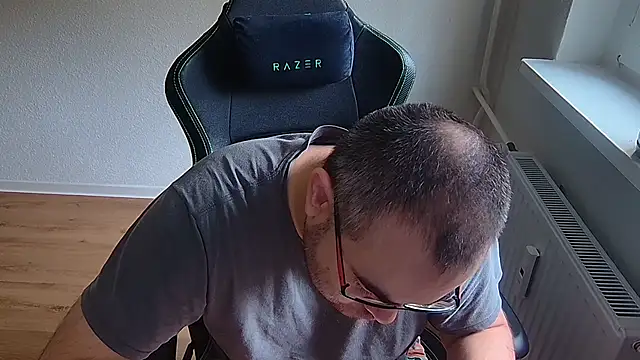 Latexboy893: διαδικτυακό σόου στην κάμερα