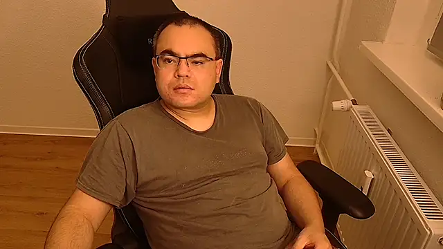 Latexboy893: διαδικτυακό σόου στην κάμερα