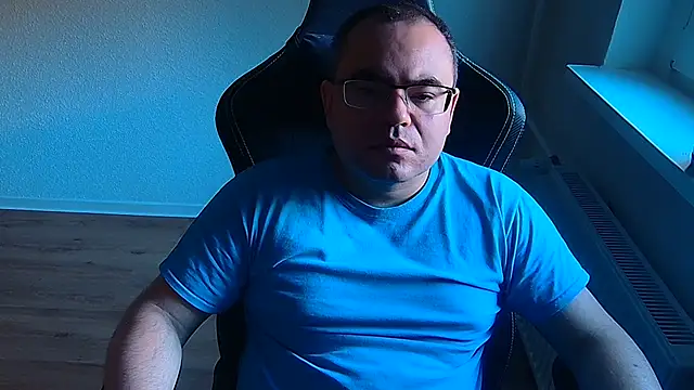 Latexboy893: διαδικτυακό σόου στην κάμερα