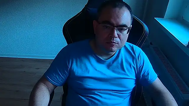 Latexboy893: διαδικτυακό σόου στην κάμερα