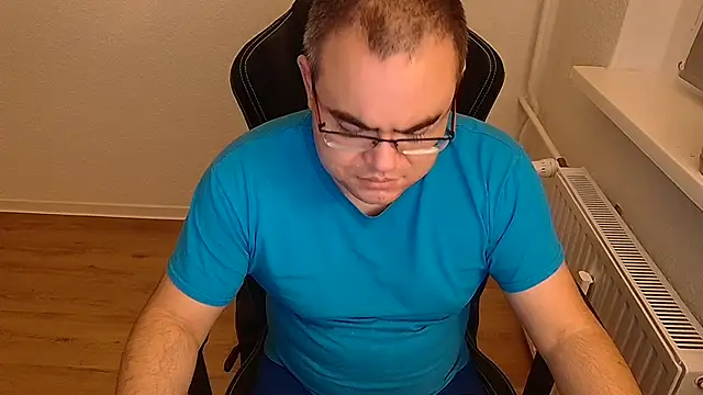 Latexboy893: διαδικτυακό σόου στην κάμερα