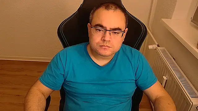 Latexboy893 Show in webcam