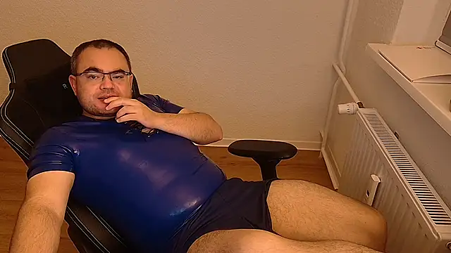 Latexboy893: διαδικτυακό σόου στην κάμερα