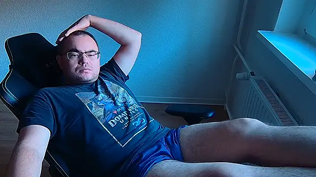 Latexboy893: διαδικτυακό σόου στην κάμερα