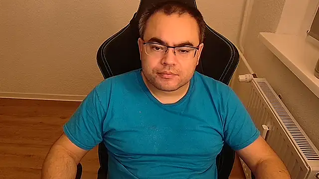 Latexboy893 Show in webcam