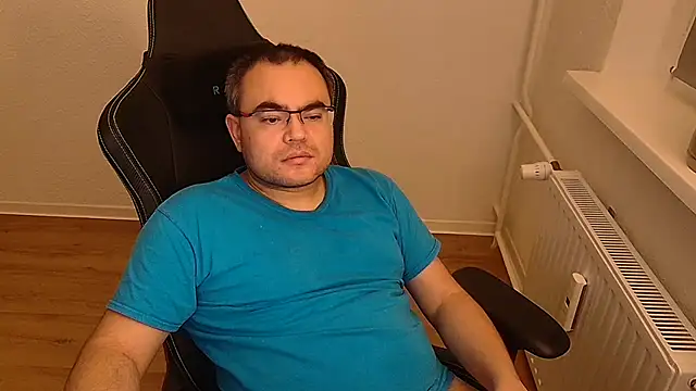 Latexboy893 Show in webcam