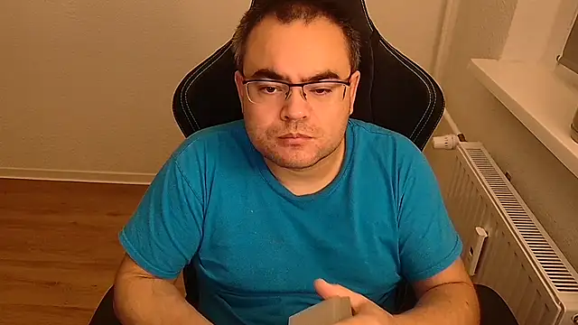 Latexboy893: διαδικτυακό σόου στην κάμερα