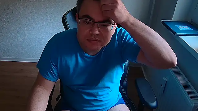 Latexboy893: διαδικτυακό σόου στην κάμερα