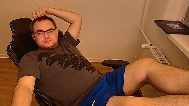 Latexboy893: διαδικτυακό σόου στην κάμερα