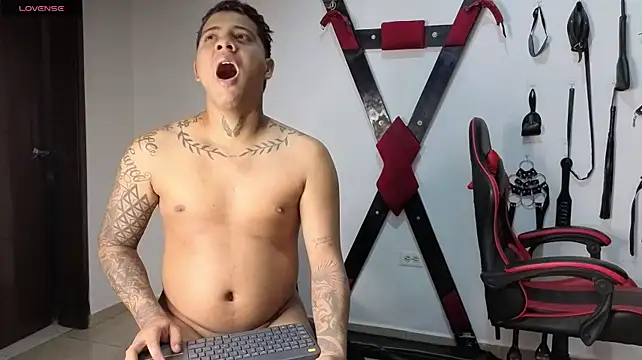 Show modela Alejandro_LatinBoy na web-kameri