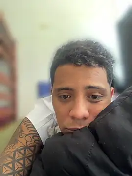 Pertunjukan Kamera Web Alejandro_LatinBoy