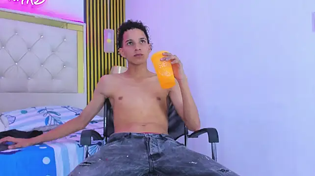 Show modela JustinSecret na web-kameri