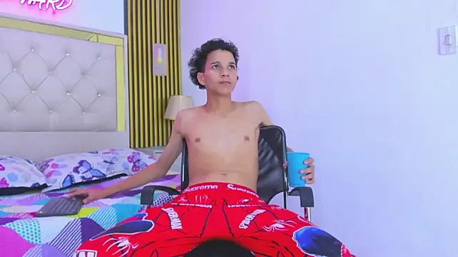 Show modela JustinSecret na web-kameri
