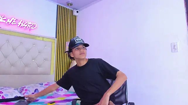 Show modela JustinSecret na web-kameri