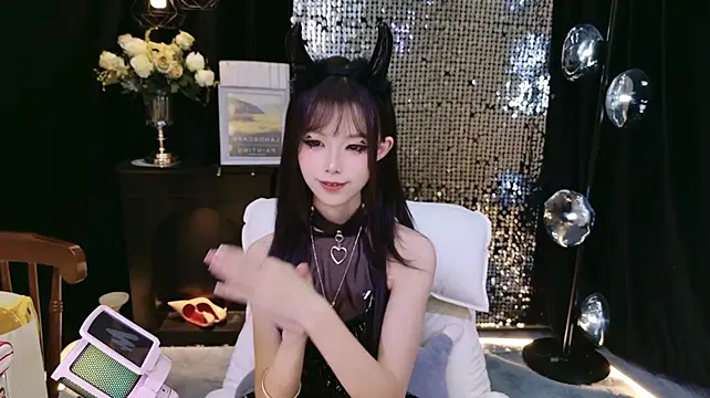 Nuo-Nuo-111's Webcam Show