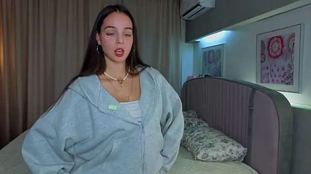 MaraMillis Show in webcam