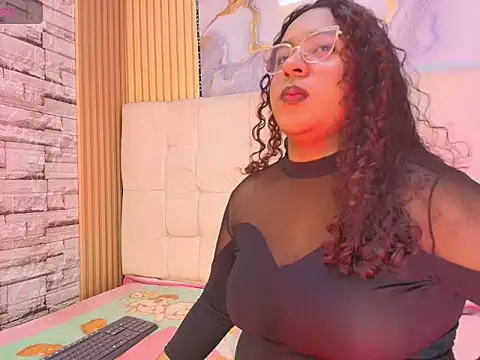 Show modela melodyfirepri na web-kameri