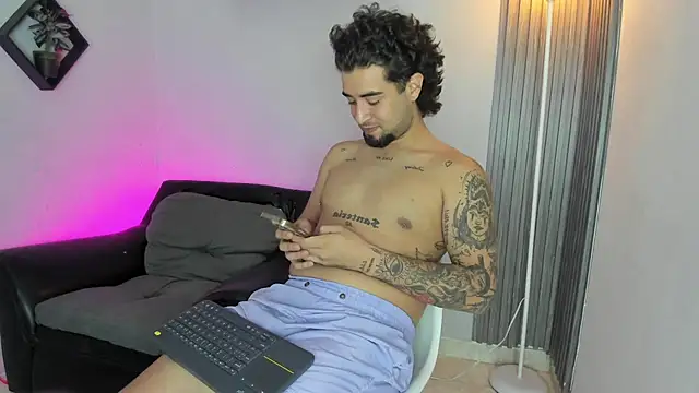 Show modela Noah_mill na web-kameri