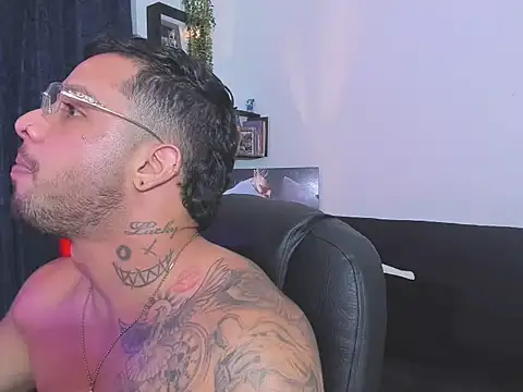 MarckMathews Show in webcam