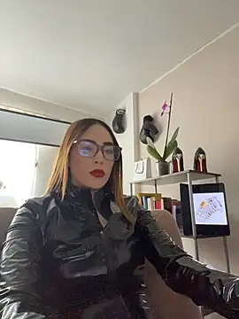 צ'אט XXX בשידור חי של julieta_misstres