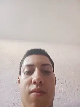 Carlitos7381: διαδικτυακό σόου στην κάμερα