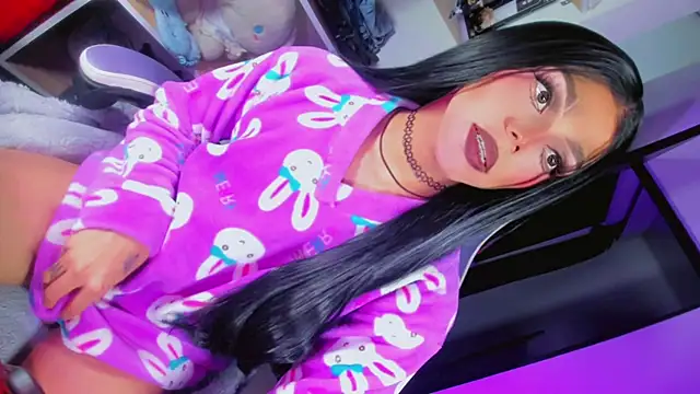 Show modela dark_kitty_xxx na web-kameri