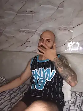 LorenzoCapone69: διαδικτυακό σόου στην κάμερα
