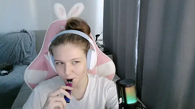 HelenMo0n webcam show