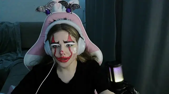 Show modela HelenMo0n na web-kameri