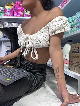 Pokazy przed kamerką – Mia_233_