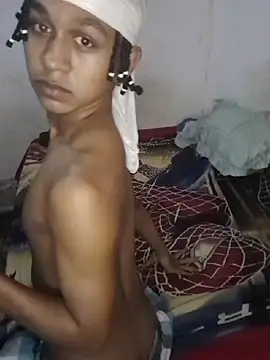 Show modela YourCaramelBoy na web-kameri