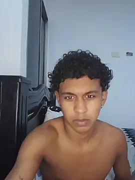 Show modela YourCaramelBoy na web-kameri