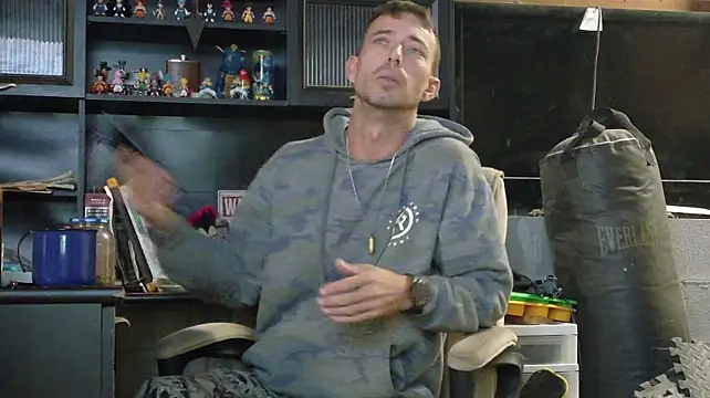 TheInexperiencedCatfish Show in webcam