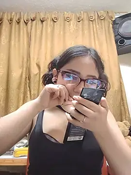 צ'אט XXX בשידור חי של LilyRouse_