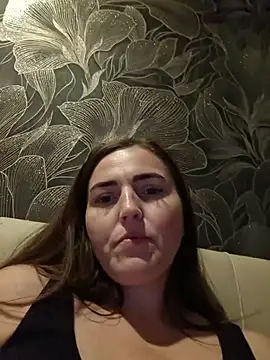 Chat +18 de MilaMature ao vivo