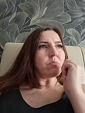 Chat +18 de MilaMature ao vivo
