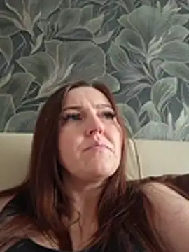 Chat +18 de MilaMature ao vivo