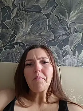 Chat +18 de MilaMature ao vivo
