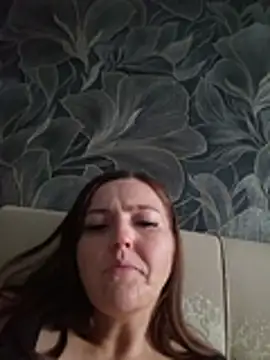 Chat +18 de MilaMature ao vivo