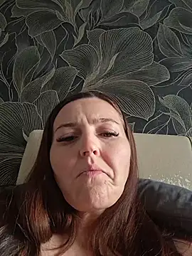 MilaMature's Live XXX Chat