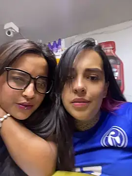 צ'אט XXX בשידור חי של NaraAndNyla
