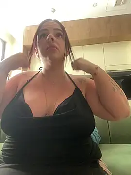 Kiara_Knightz: διαδικτυακό σόου στην κάμερα