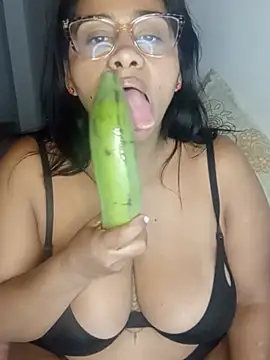 annie_maracas Show in webcam