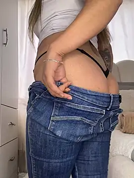 Show modela ChloeSaint_ na web-kameri