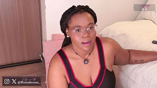 Makenaa_ Show in webcam