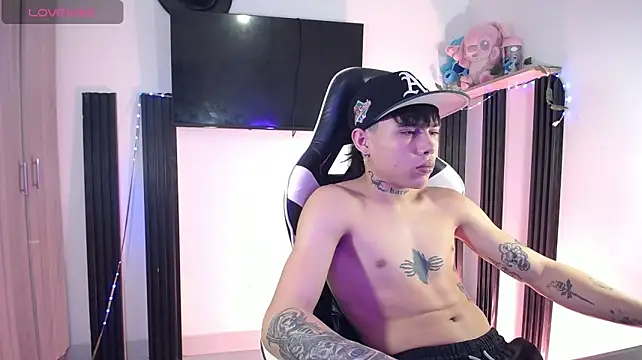 TONNY_HOT18: διαδικτυακό σόου στην κάμερα