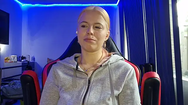 Show modela ErnestineBagge na web-kameri