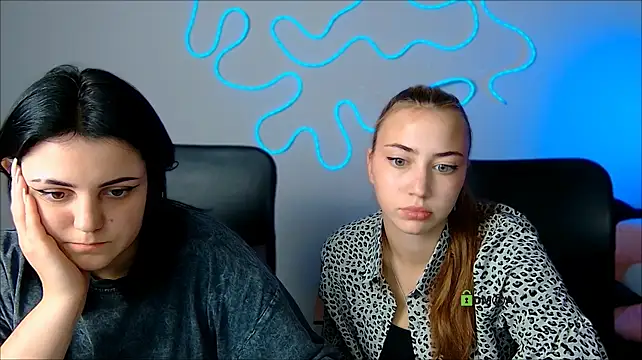 Pokazy przed kamerką – kimi_kisss