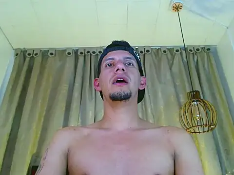 Show modela _Dominic_Smith_ na web-kameri