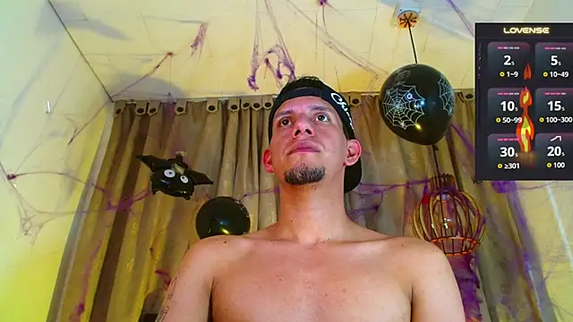 Show modela _Dominic_Smith_ na web-kameri